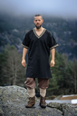 1741104110_wikinger-tunika-loki-schwarz-kurzarm~5.webp