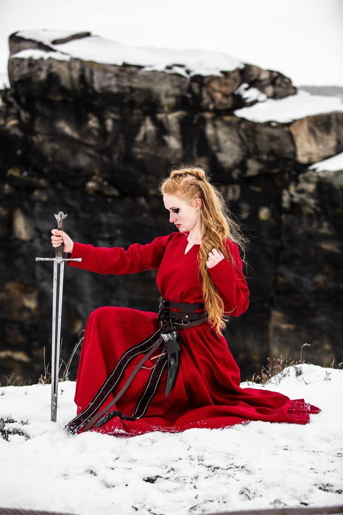 1741168036_wikinger-kleid-100-leinen-anna-rot_7~3.webp