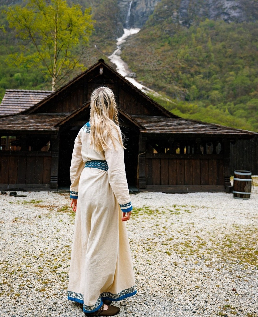 1741168412_wikingerkleid-lagertha-natur-blau~3.webp