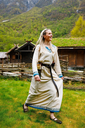 1741168416_wikingerkleid-lagertha-natur-blau~6.webp
