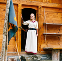 1741168643_wikingerkleid-lagertha-natur-rot~7.webp