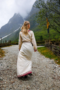 1741168638_wikingerkleid-lagertha-natur-rot~2.webp