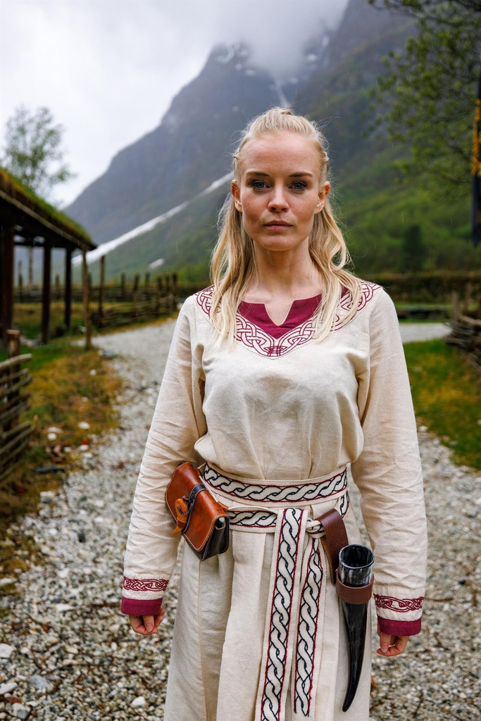 1741168640_wikingerkleid-lagertha-natur-rot~4.webp