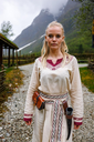 1741168640_wikingerkleid-lagertha-natur-rot~4.webp