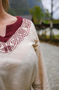 1741168641_wikingerkleid-lagertha-natur-rot~5.webp