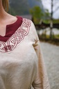 1741168641_wikingerkleid-lagertha-natur-rot~5.webp