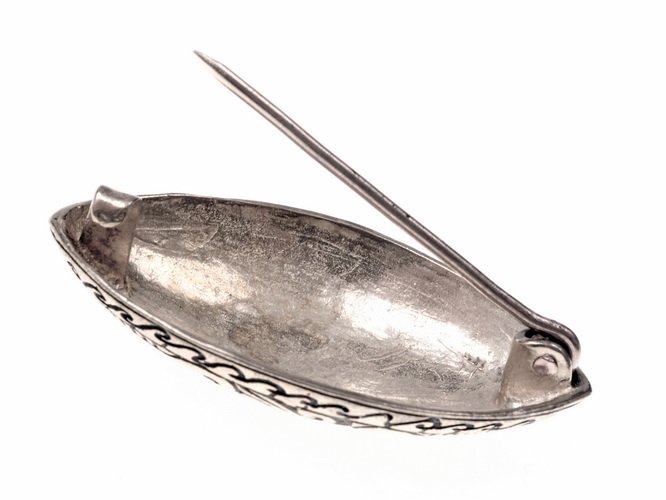 Spitzovale Schalenfibel 3