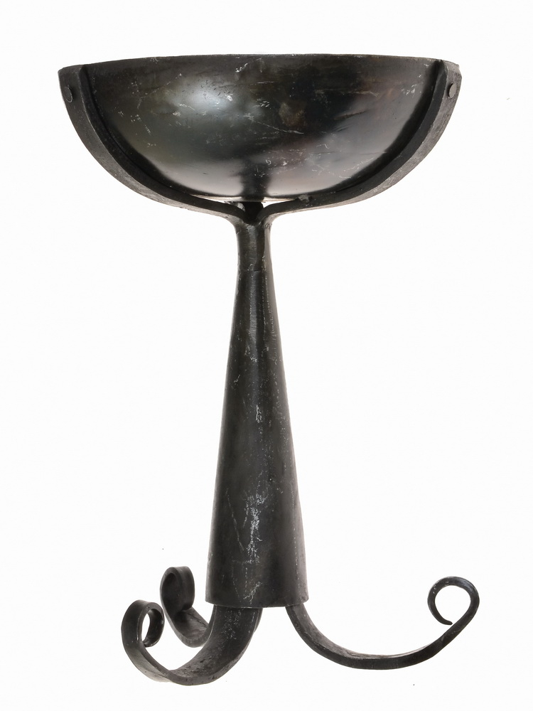 Mittelalterliche Schalenlampe mit Ständer 1