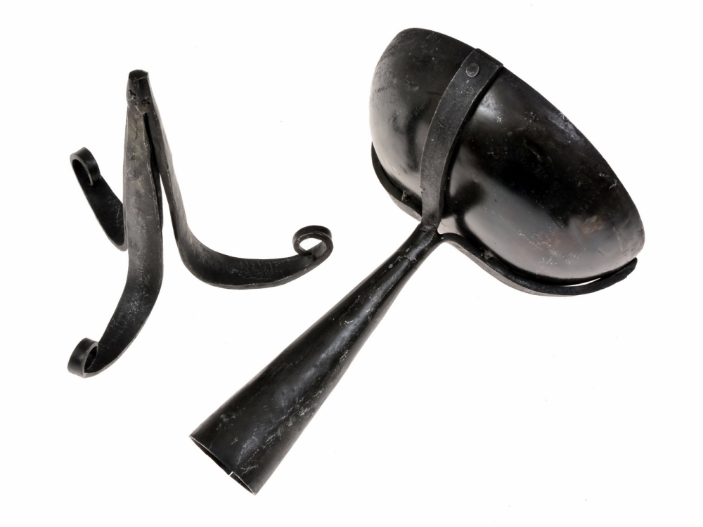 Mittelalterliche Schalenlampe mit Ständer 2