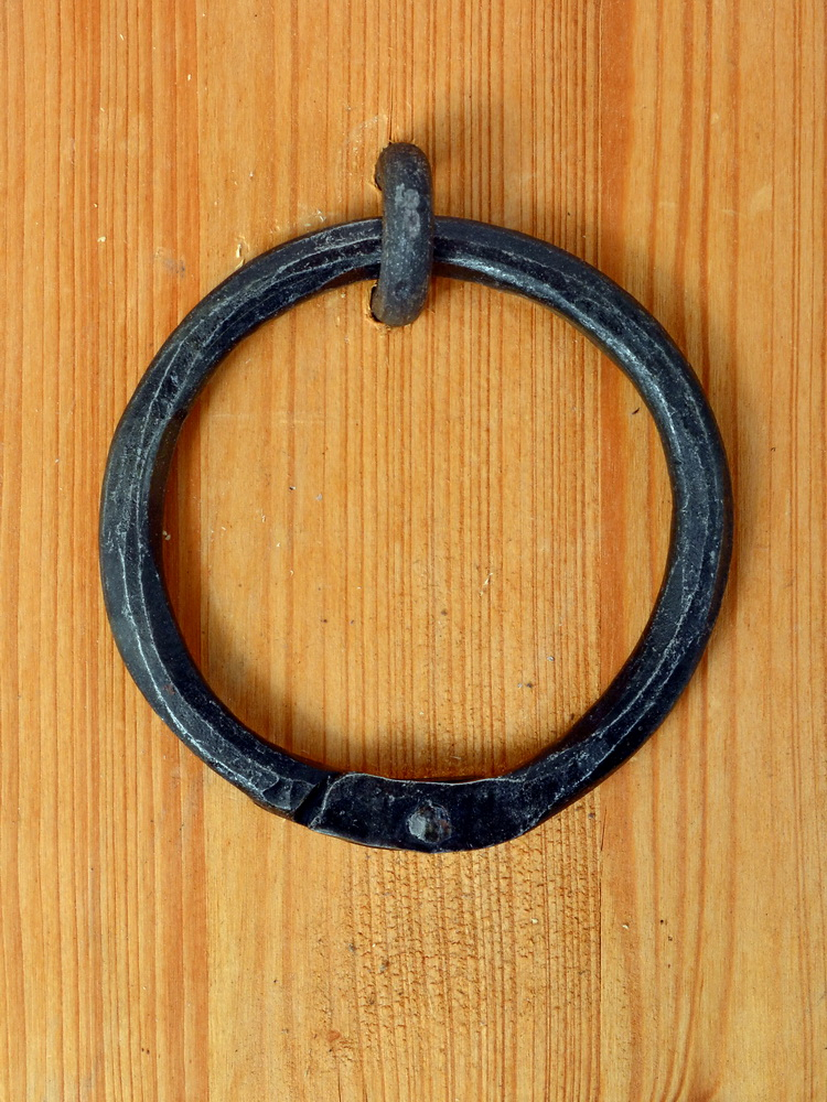 Mittelalterlicher Ring-Griff mit Krampe 3
