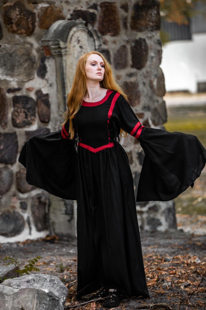 [14480-001] Kapuzenkleid „Isolde“ – Mystische Eleganz im mittelalterlichen Stil (XS)