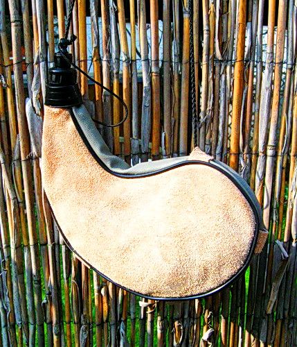[15 Bota 1.geb] Bota - Leder Trinkschlauch 1 Liter - geschwungene Form - Ausstattung für Larp und Mittelalter (gebogen)
