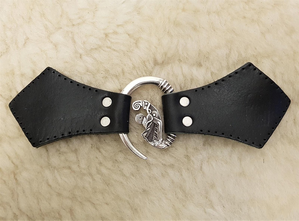 [31584-002] Hakenverschluss „Odins Rabe“ – Silberfarbener Mantelverschluss mit aufnähbarem Leder (braun)