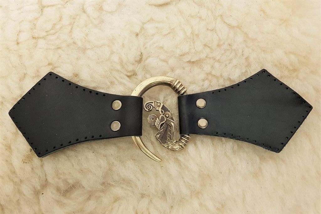 [31585-002] Hakenverschluss „Odins Rabe“ mit Leder – Messingfarbener Wikinger-Verschluss für Mantel & Umhang (braun)