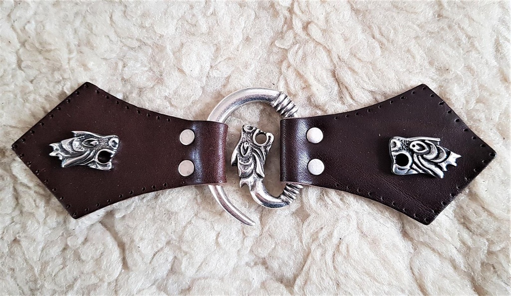[33997-001] Drachenkopf-Mantel-Verschluß, silbern, mit Befestigungsleder und Drachenkopf-Ziernieten (braun)