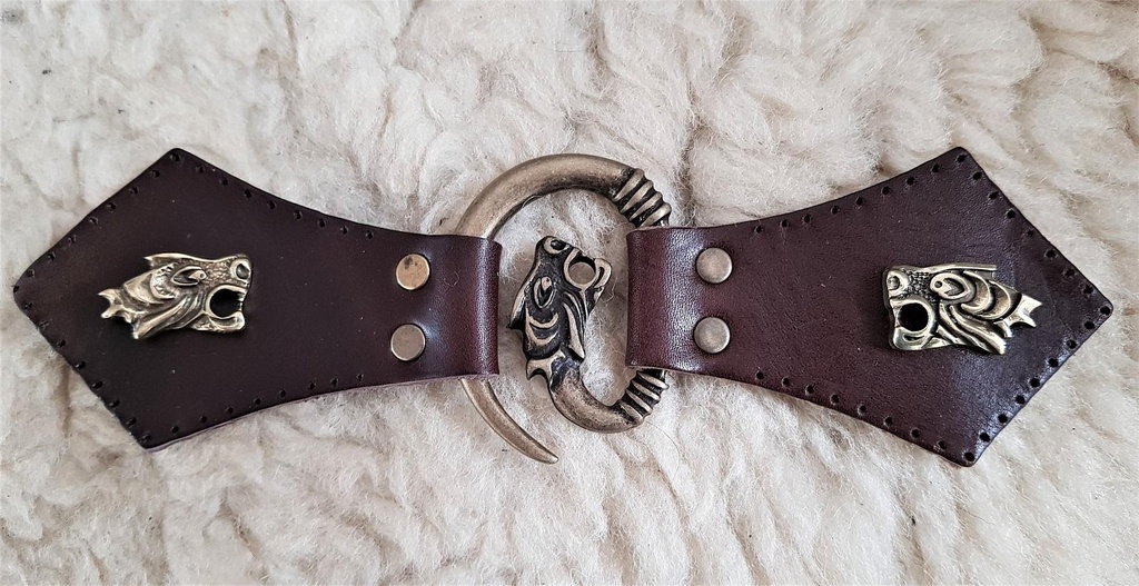 [33998-001] Drachenkopf-Mantel-Verschluß, altmessing, mit Befestigungsleder und Drachenkopf-Zierniete (braun)