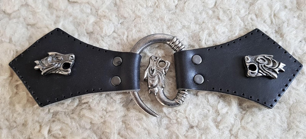 [33999-001] Drachenkopf-Mantel-Verschluß, eisenfarben, mit Befestigungsleder und Drachenkopf-Zierniete (braun)
