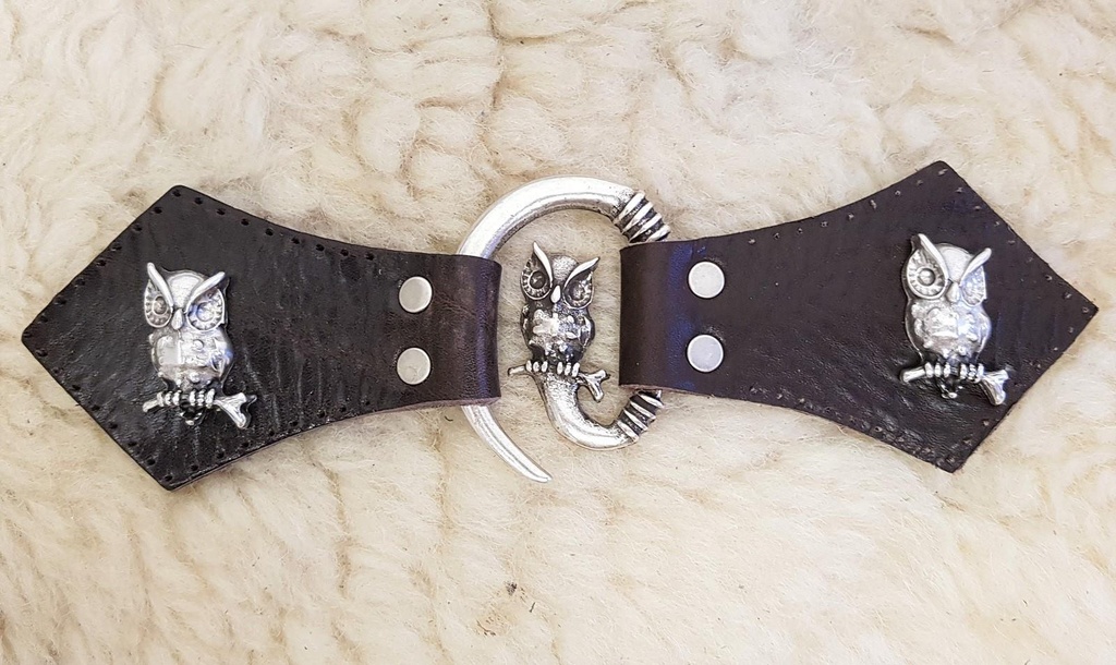 Eulen-Verschluss mit Ziernieten – Silberfarbener Umhanghaken mit Leder für Mittelalter, LARP & Wikinger-Gewandungen