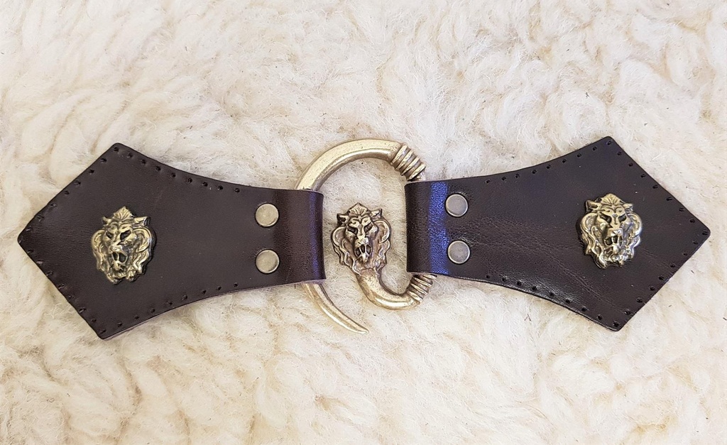 [34002-001] Löwenkopf Mantel-Verschluß, messingfarben mit Befestigungsleder mit Löwen-Ziernieten (braun)