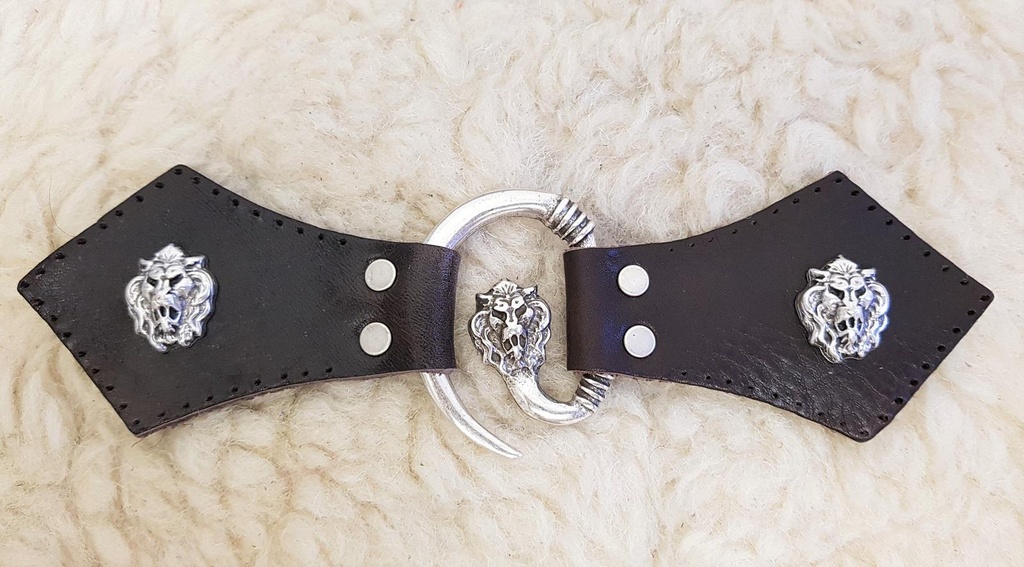 [34003-001] Löwenkopf Mantel-Verschluß, silbern mit Befestigungsleder mit Löwen-Ziernieten (braun)