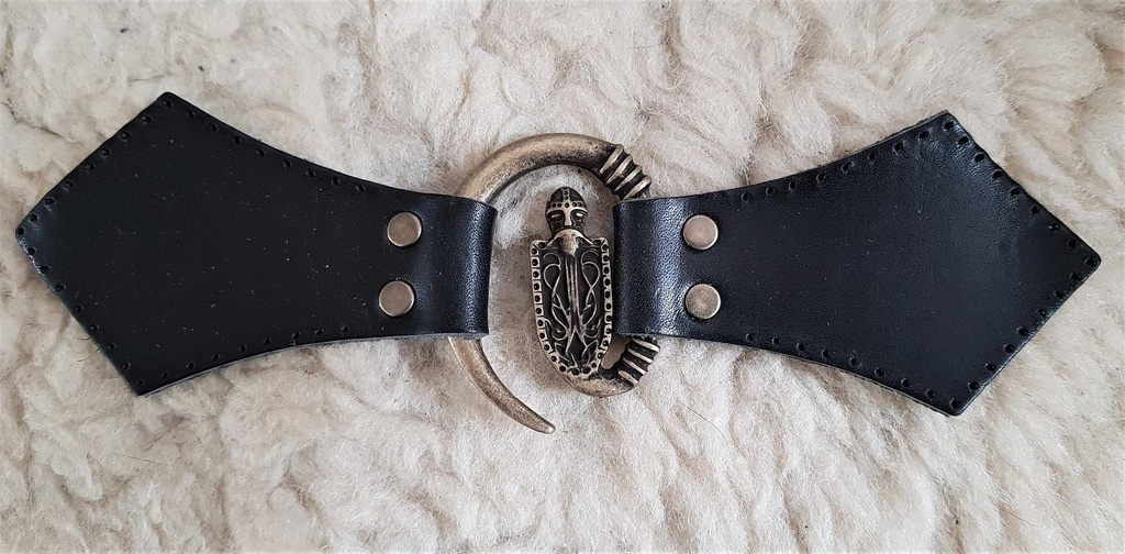 [34019-001] Ritter-Verschluss – Altmessingfarbener Mittelalter-Haken mit Lederriemen und Schildmotiv (braun)