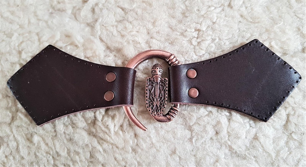 Ritter-Verschluss – Kupferfarbener Mantelverschluss mit Lederriemen & Schildmotiv