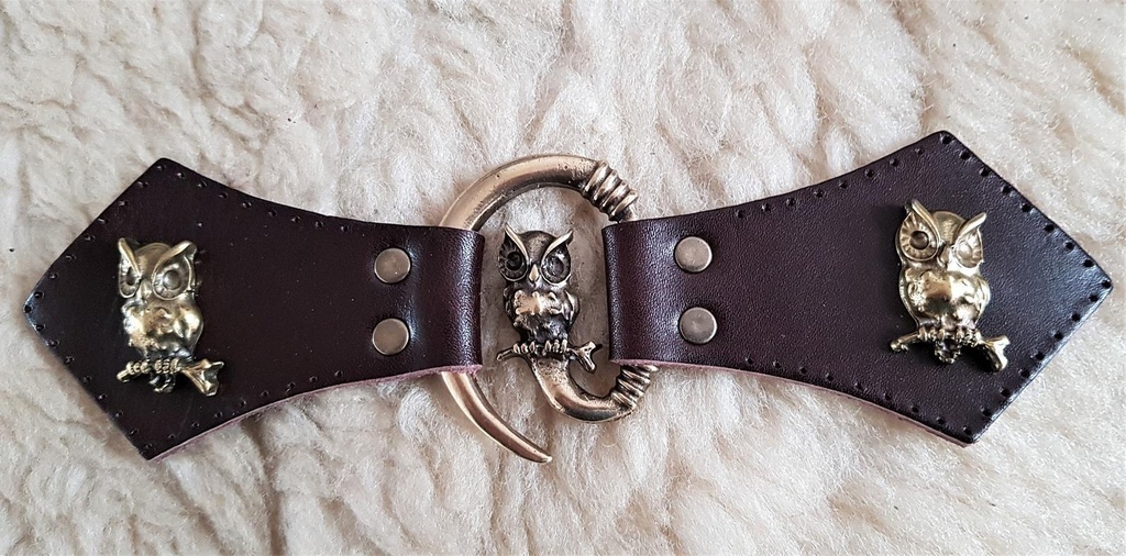 Eulen-Verschluss mit Ziernieten – Messingfarbener Umhanghaken mit Leder für Mittelalter, LARP & Wikinger-Darstellung