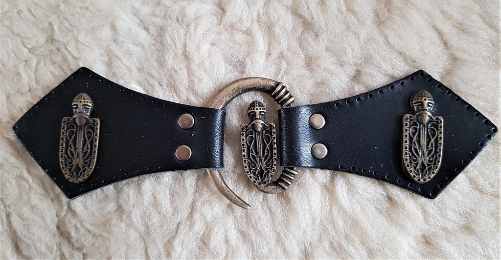 [34059-001] Ritterschild Mantel-Verschluß, altmessingfarben mit Befestigungsleder mit Wikinger-Ziernieten (braun)