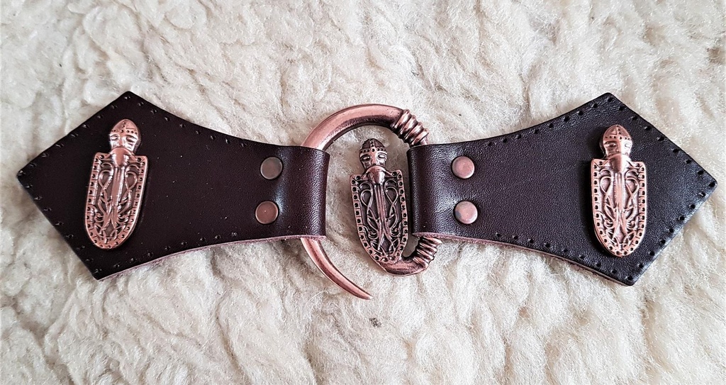 [34060-001] Ritterschild Mantel-Verschluß, kupferfarben mit Befestigungsleder mit Wikinger-Zierniete (braun)