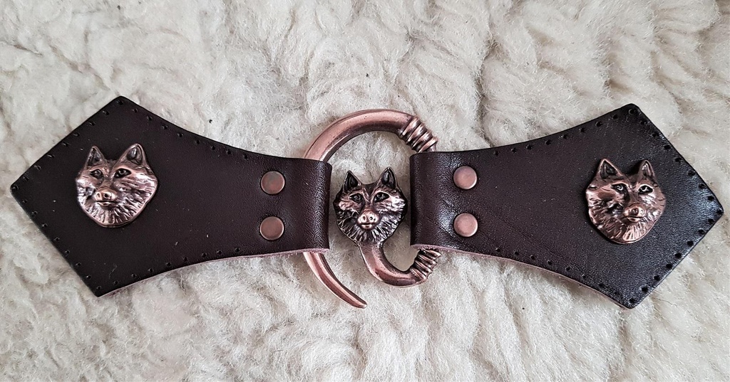 [34062-001] Wolfskopf Mantel-Verschluß, kupfern mit Befestigungsleder mit Wolf-Ziernieten (braun)