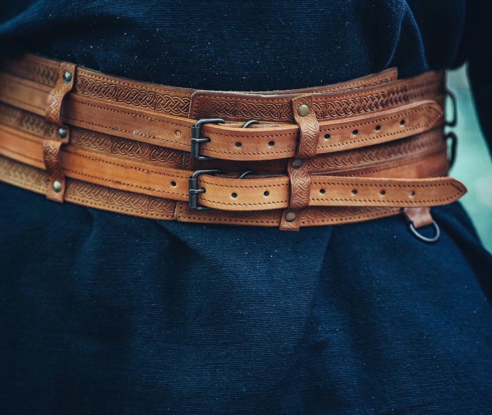 [35301-001] Breiter Wikingergürtel cognacbraun mit zwei Riemen und aufwändig punziert  in drei Längen (S 100 cm)