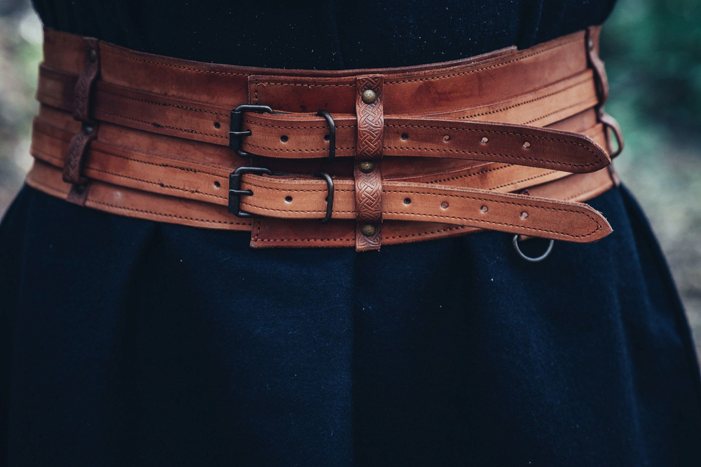 [35303-001] Robuster Wikinger-Gürtel "Sif" aus Leder in Cognacbraun mit keltischen Verzierungen  (S 100 cm)