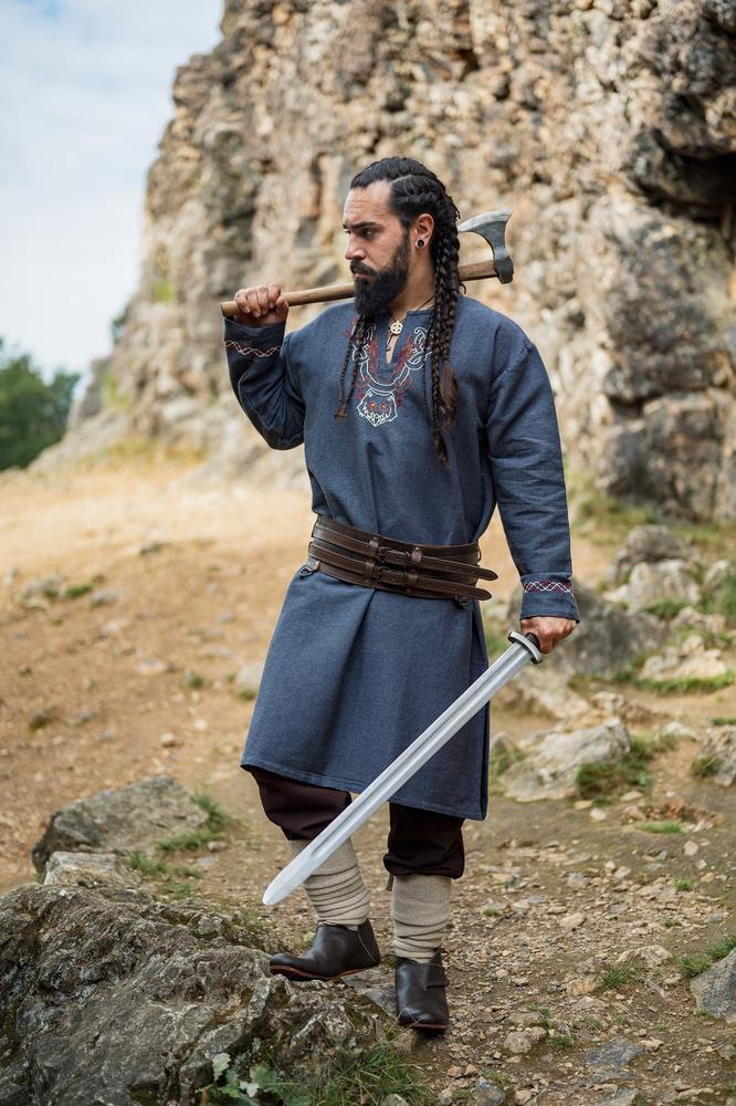 [35491-001] Wikingertunika "Freki" mit Handstickerei Blaugrau Gewand für Mittelalter, Larp und Reenactment (S)