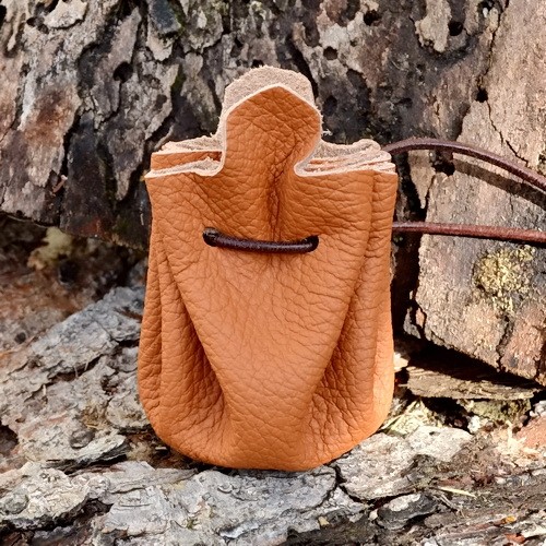 [01 Beutel 1.dbr] Kleiner Lederbeutel (S) Accessoire für Mittelalter Reenactment, Larp & Fantasy Gewandung (dunkelbraun)