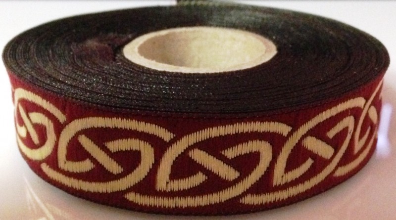 [4431] Keltisch 2 in Bordeaux-Gold, 19 mm- Webborte zur Verzierung mittelalterlicher Kostüme und Larp Gewandungen