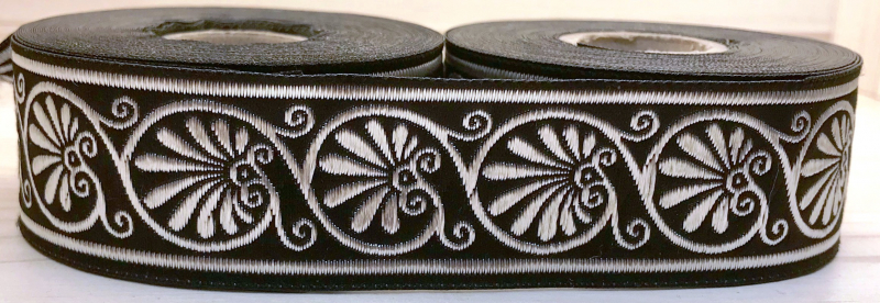 [33114-schwslb] Muschel in Schwarz-Silber, 33 mm- 10 m - Webborte zur Verzierung mittelalterlicher Kostüme und Larp Gewandungen