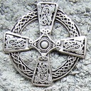 Keltischer Kreuz-Beschlag in Silberoptik – 40 mm Zierbeschlag mit keltischen Ornamenten