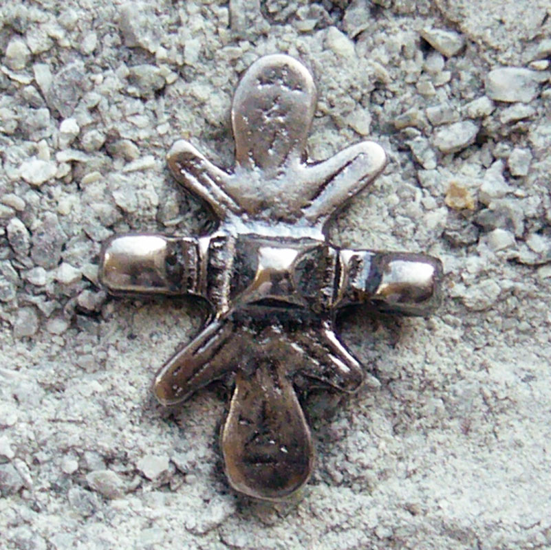 Rüstungsniete „Island“ eisenfarben – Kreuzförmiger Mittelalter-Beschlag für Gewand & Rüstung