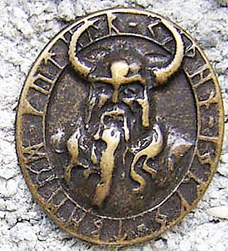 Odin-Amulett – Silberfarbener ovaler Zierbeschlag mit Göttermotiv