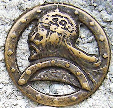 Zierbeschlag „Nordischer Krieger“ – Runder altmessingfarbener Beschlag mit Kriegerprofil