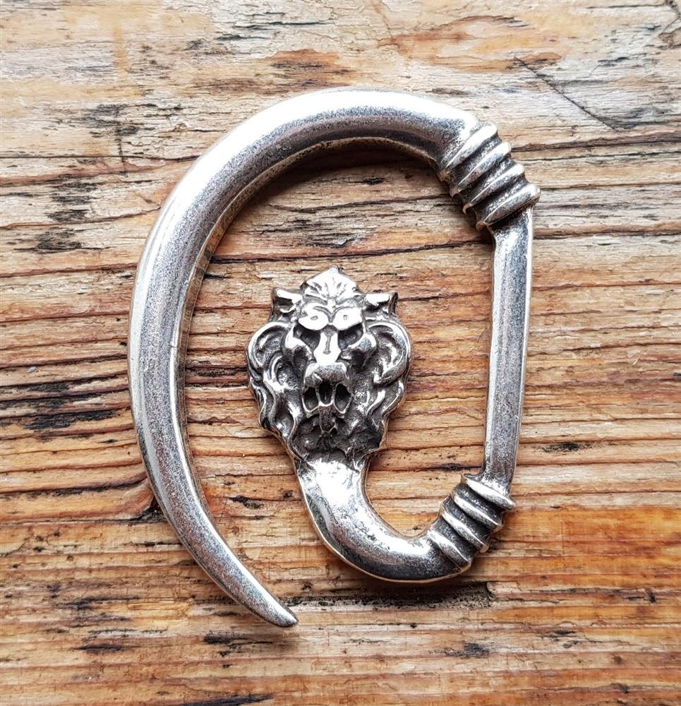 Löwen-Haken silberfarben – Mittelalterlicher Mantelverschluss mit Löwenkopf für LARP & Reenactment