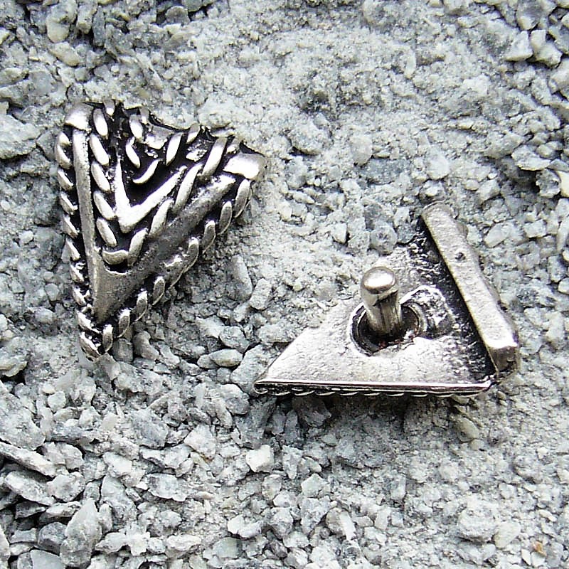 Rüstungsniete „TJÄREBORG“ – Silberfarbener Dreiecksbeschlag mit Randverzierung 