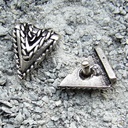 Rüstungsniete „TJÄREBORG“ – Silberfarbener Dreiecksbeschlag mit Randverzierung 