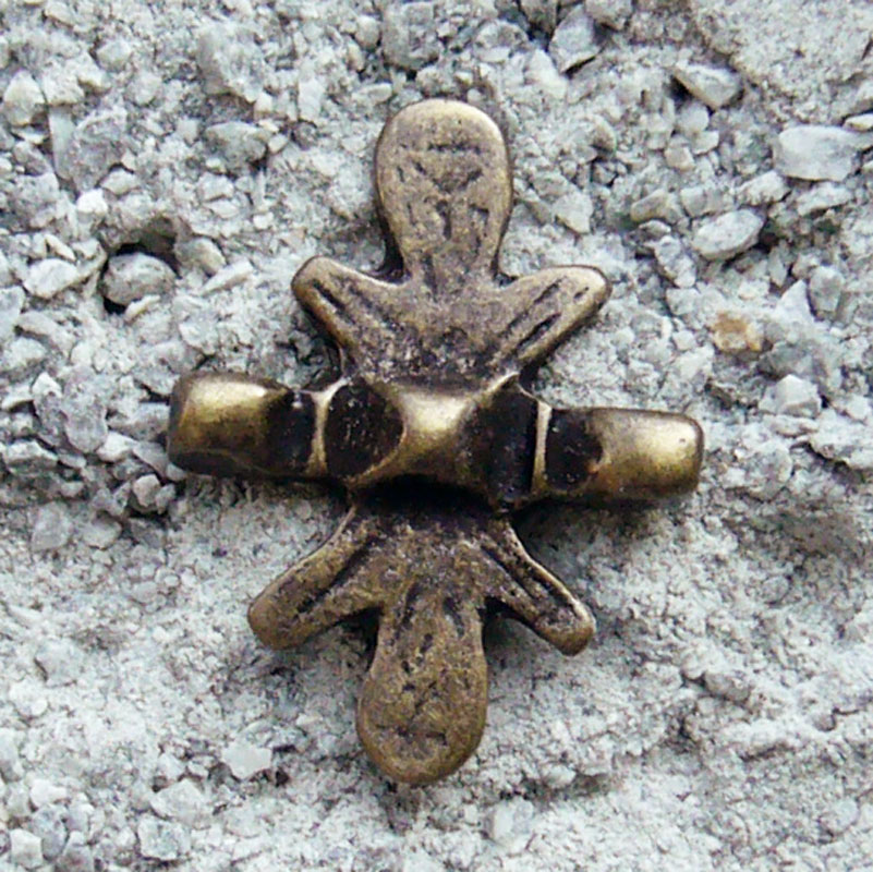 Rüstungs-Kreuz-Niete, messingfarbener Beschlag