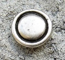 Zierniete „Piz“ – Silberfarbener Schildbeschlag in flacher Form