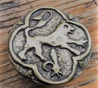 Magyarisches Untier messingfarben – Tarsoly-Beschlag mit mythologischem Tiermotiv für Gürtel & Gewandung