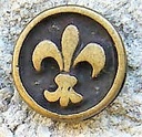 Beschlag „Fleur de Lys“ – Altmessingfarbene Münzniete mit französischer Lilie