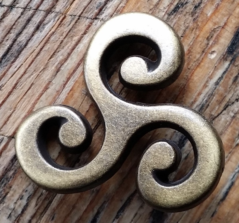 Triskele, altmessingfarbener Beschlag