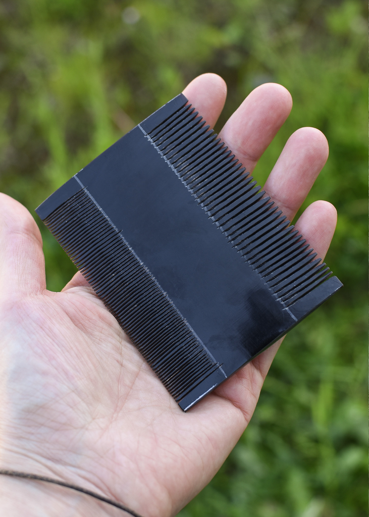 [ULF-CP-13] Doppelseitiger Hornkamm aus Rinderhorn – handgefertigt, 7 x 9 cm