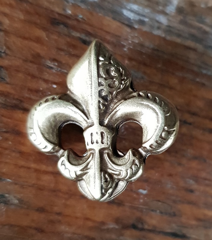 [N-221S-2] fleur de lys, messingfarbener Beschlag, klein